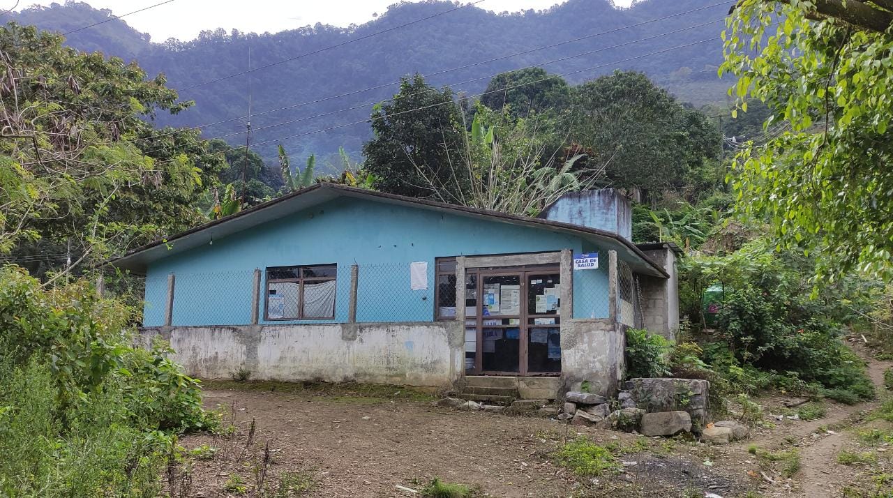 Xicotepec, Pue.– Habitantes de la comunidad de Tepapatlaxco, municipio de Xicotepec, denunciaron que llevan ocho años con la Casa de Salud cerrada por las autoridades estatales y tienen que caminar hasta más de dos horas para salir de su comunidad en busca de atención médica básica.